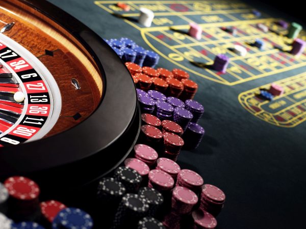 What is the difference between the classic land casinos and live casinos